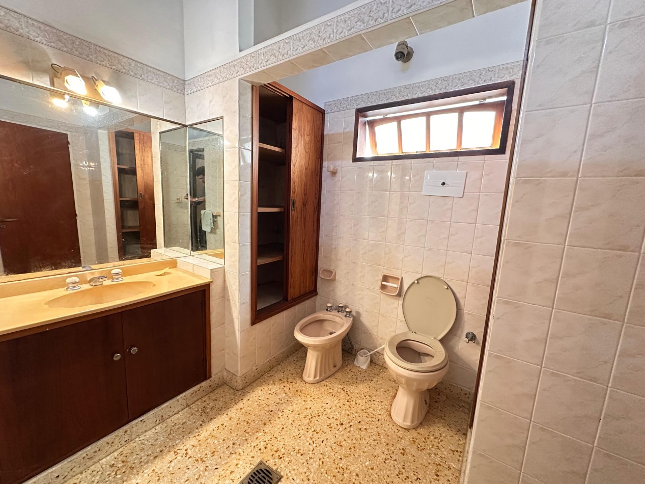 VENDO IMPORTANTE CASA CENTRICA 5 DORMITORIOS, 2 COCHERAS, PILETA U$D 180.000.-