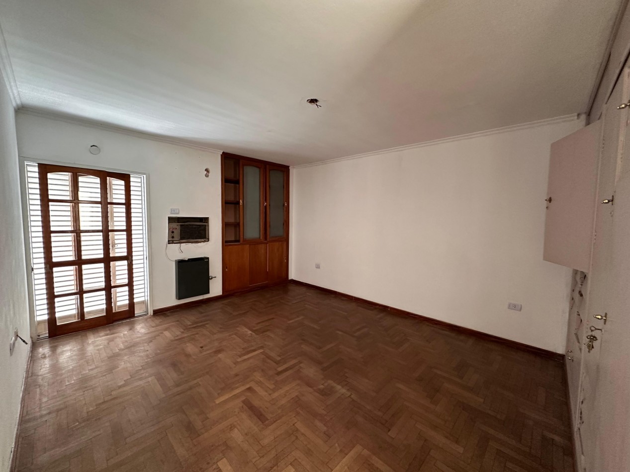 VENDO IMPORTANTE CASA CENTRICA 5 DORMITORIOS, 2 COCHERAS, PILETA U$D 180.000.-