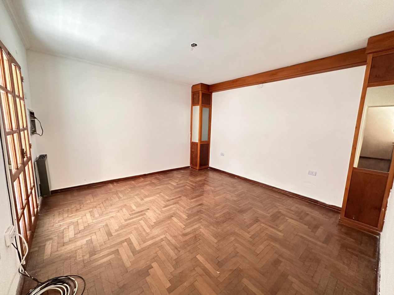 VENDO IMPORTANTE CASA CENTRICA 5 DORMITORIOS, 2 COCHERAS, PILETA U$D 180.000.-