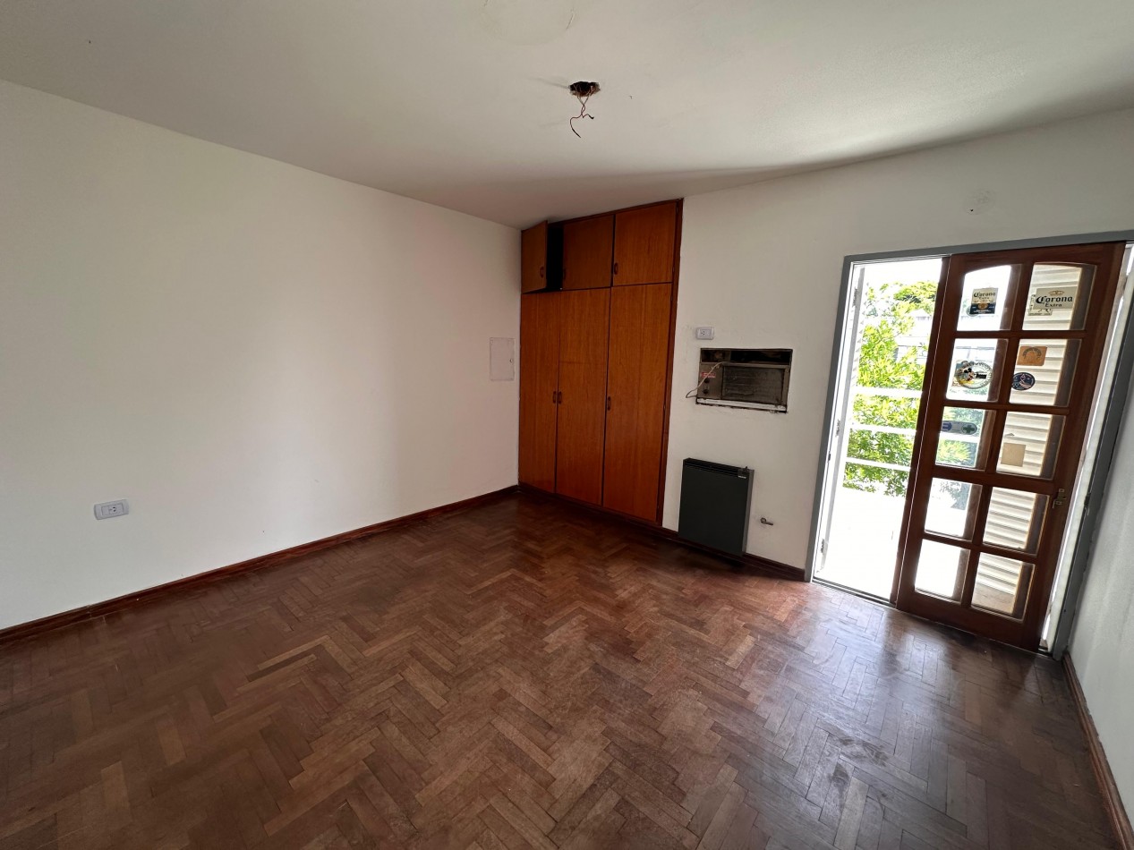 VENDO IMPORTANTE CASA CENTRICA 5 DORMITORIOS, 2 COCHERAS, PILETA U$D 180.000.-