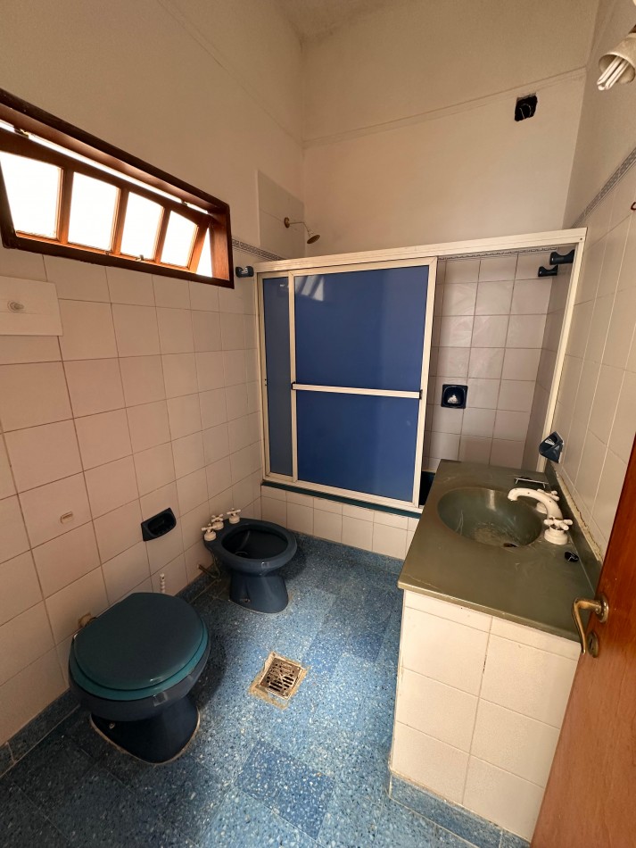 VENDO IMPORTANTE CASA CENTRICA 5 DORMITORIOS, 2 COCHERAS, PILETA U$D 180.000.-