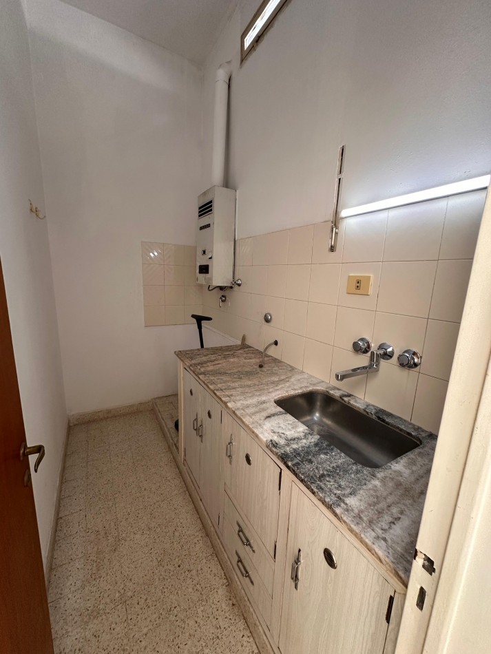 VENDO IMPORTANTE CASA CENTRICA 5 DORMITORIOS, 2 COCHERAS, PILETA U$D 180.000.-