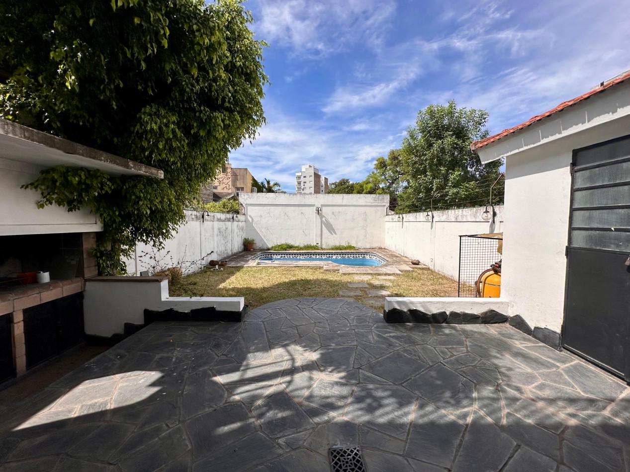 VENDO IMPORTANTE CASA CENTRICA 5 DORMITORIOS, 2 COCHERAS, PILETA U$D 180.000.-