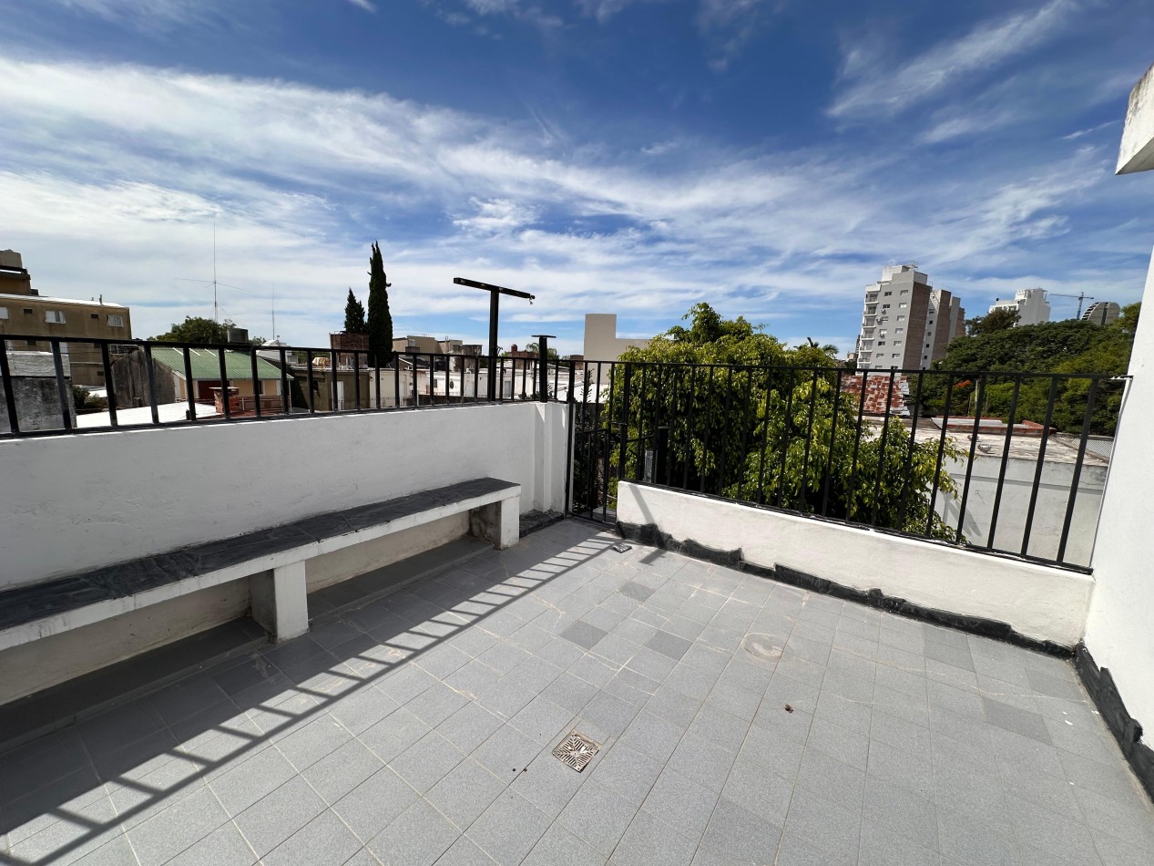 VENDO IMPORTANTE CASA CENTRICA 5 DORMITORIOS, 2 COCHERAS, PILETA U$D 180.000.-