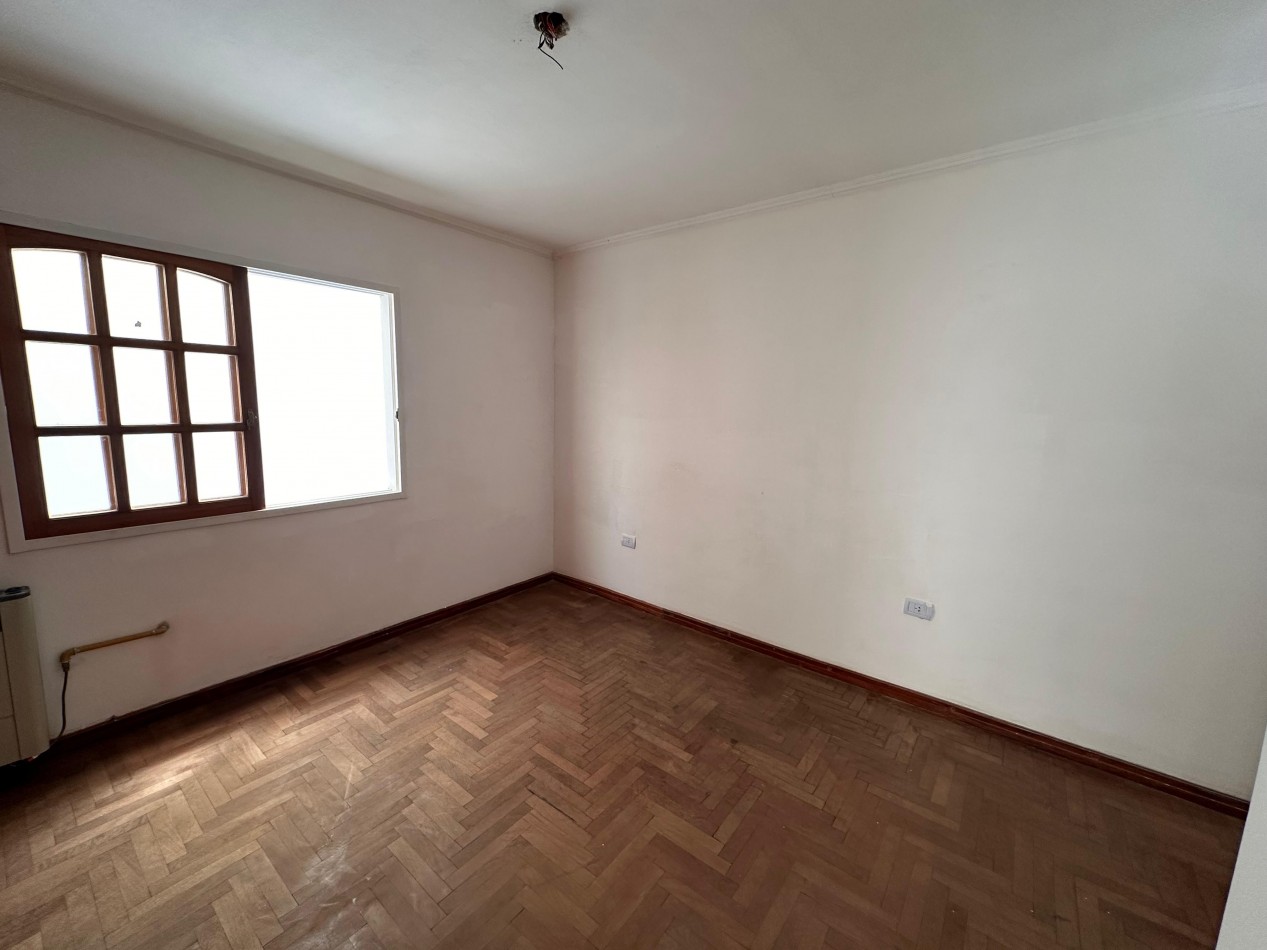 VENDO IMPORTANTE CASA CENTRICA 5 DORMITORIOS, 2 COCHERAS, PILETA U$D 180.000.-