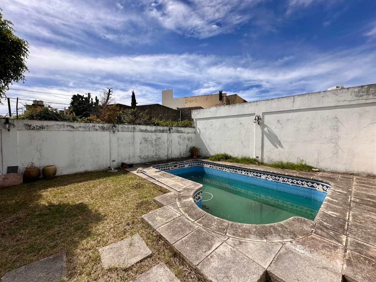 VENDO IMPORTANTE CASA CENTRICA 5 DORMITORIOS, 2 COCHERAS, PILETA U$D 180.000.-