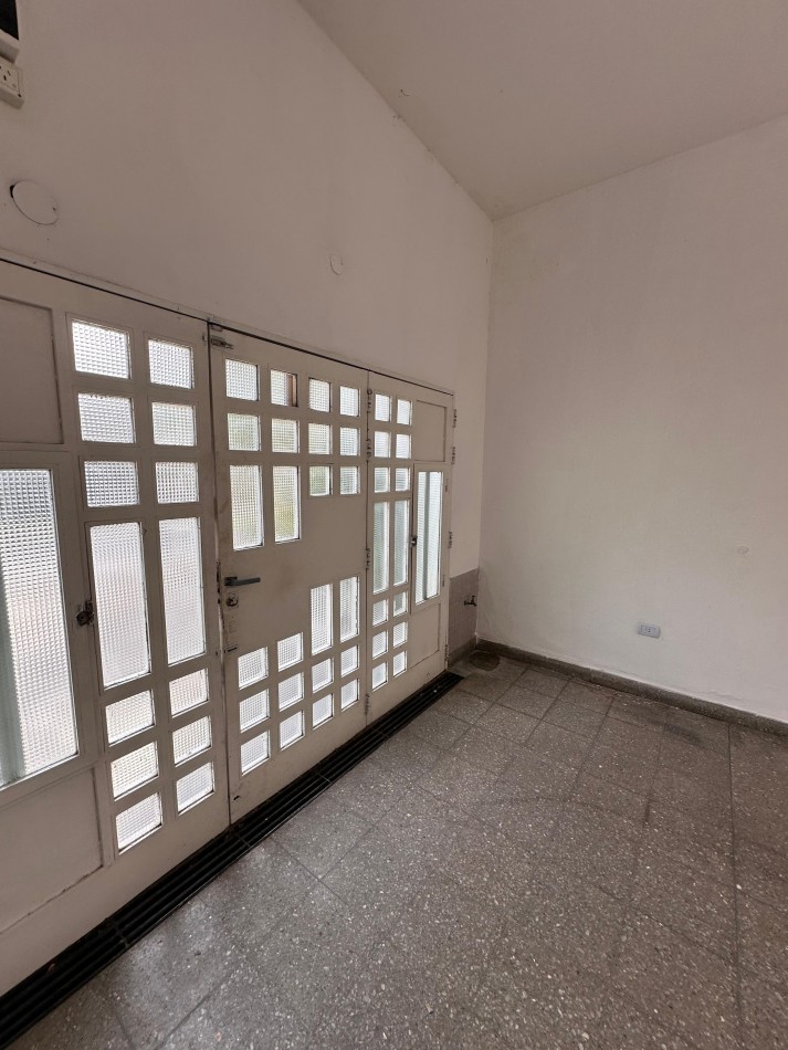 VENDO IMPORTANTE CASA CENTRICA 5 DORMITORIOS, 2 COCHERAS, PILETA U$D 180.000.-