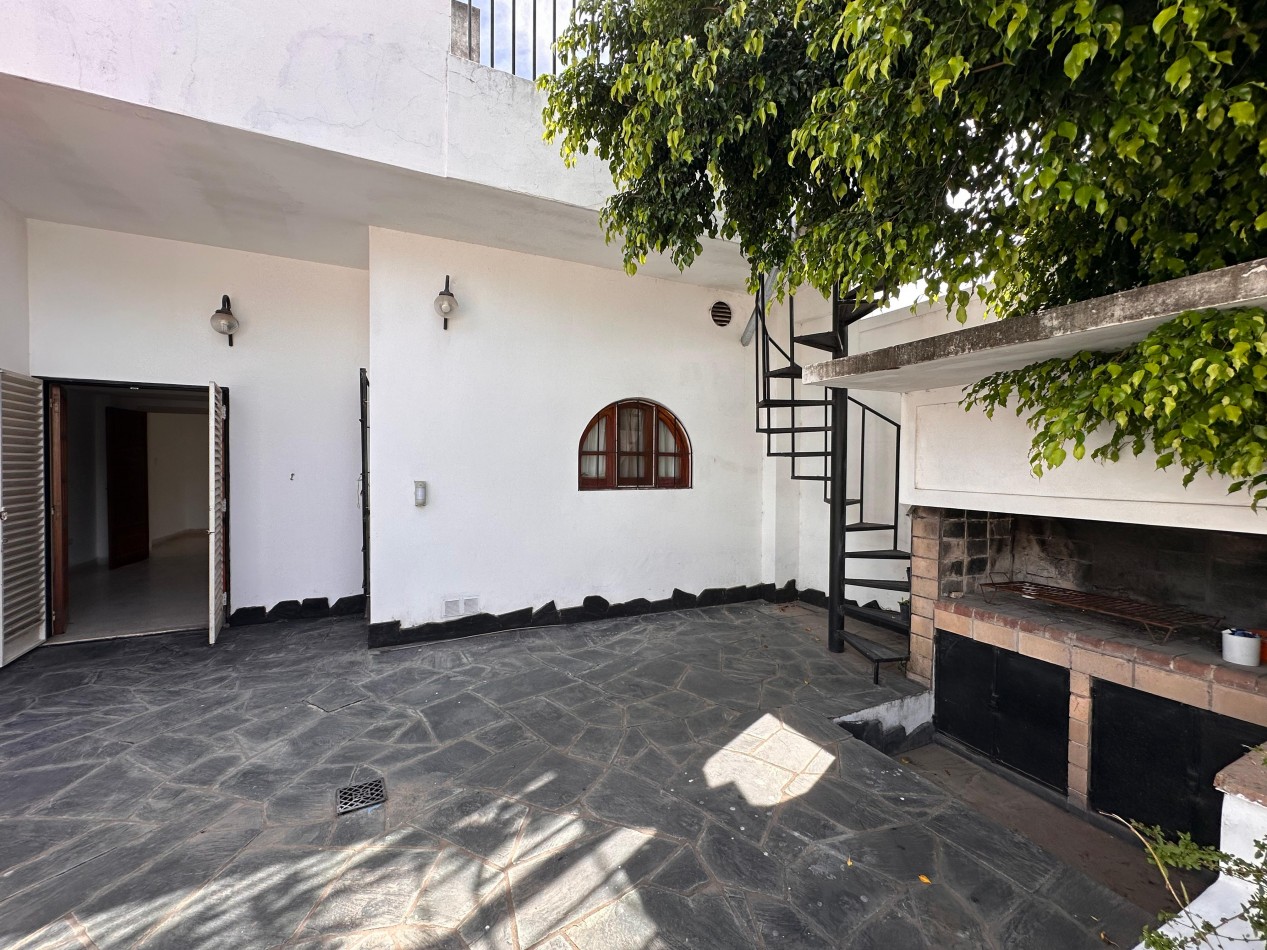 VENDO IMPORTANTE CASA CENTRICA 5 DORMITORIOS, 2 COCHERAS, PILETA U$D 180.000.-