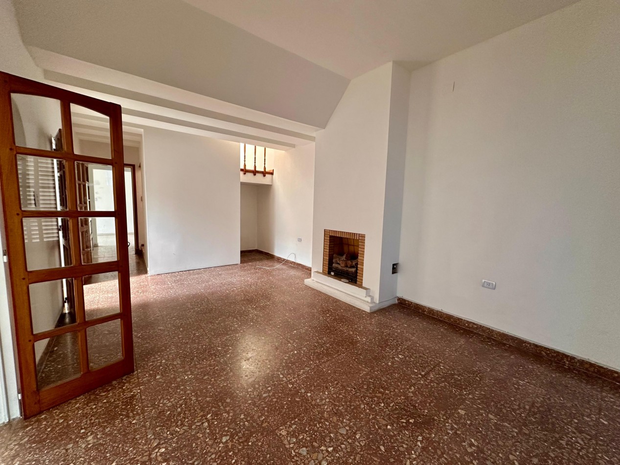 VENDO IMPORTANTE CASA CENTRICA 5 DORMITORIOS, 2 COCHERAS, PILETA U$D 180.000.-