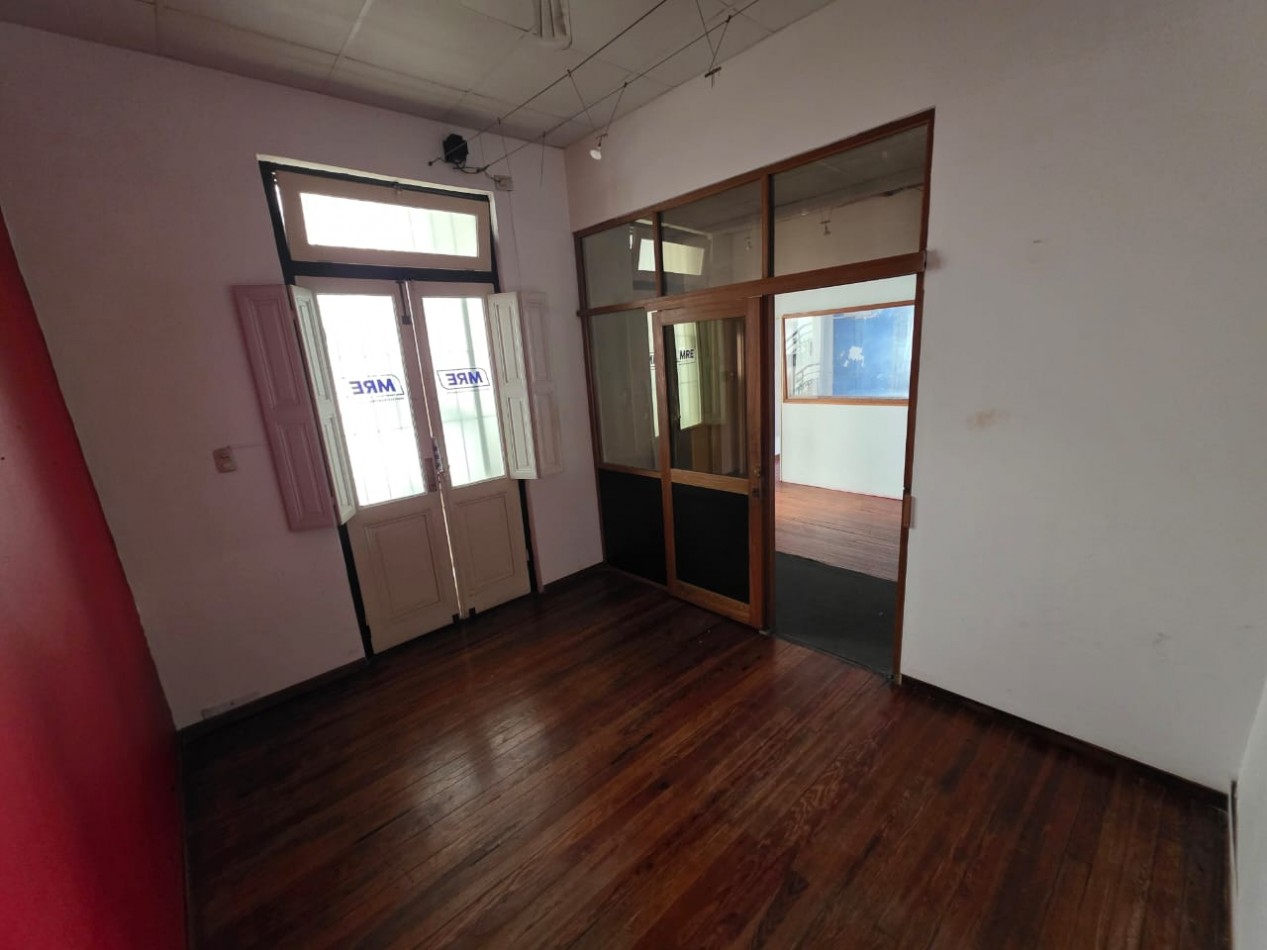 VENDO LOCAL APTO OFICINA,  CONSULTORIO EN LA GALERIA DEL TEATRO U$S 20.000