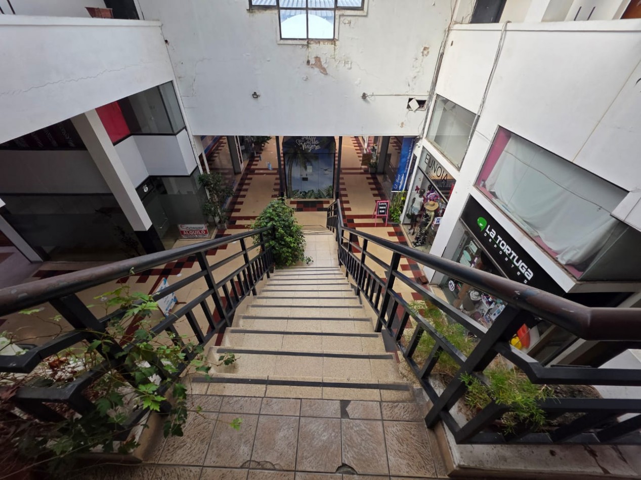 VENDO LOCAL APTO OFICINA,  CONSULTORIO EN LA GALERIA DEL TEATRO U$S 20.000