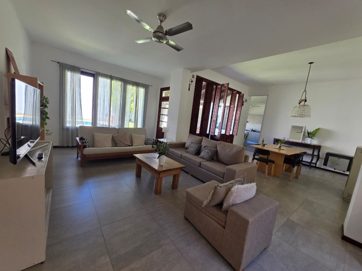 ALQUILO CASA 4 DOR, 2 COCHERAS, PILETA, QUINCHO. ZONA CENTRO PARQUE $2.200.000+ SERVICIOS