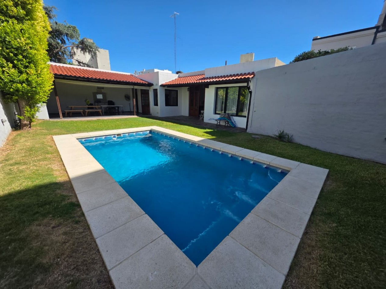 ALQUILO CASA 4 DOR, 2 COCHERAS, PILETA, QUINCHO. ZONA CENTRO PARQUE $2.200.000+ SERVICIOS