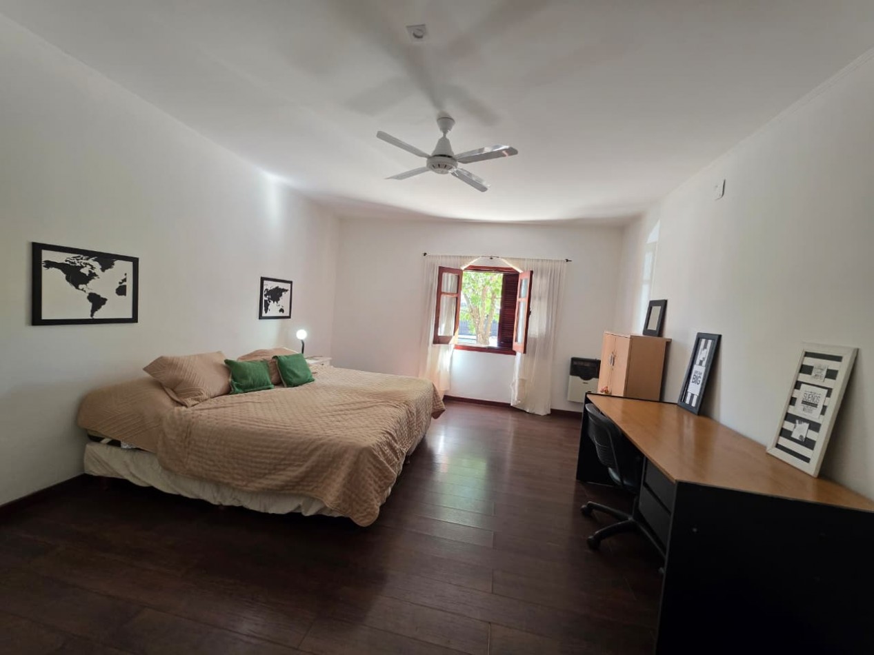 ALQUILO CASA 4 DOR, 2 COCHERAS, PILETA, QUINCHO. ZONA CENTRO PARQUE $2.200.000+ SERVICIOS