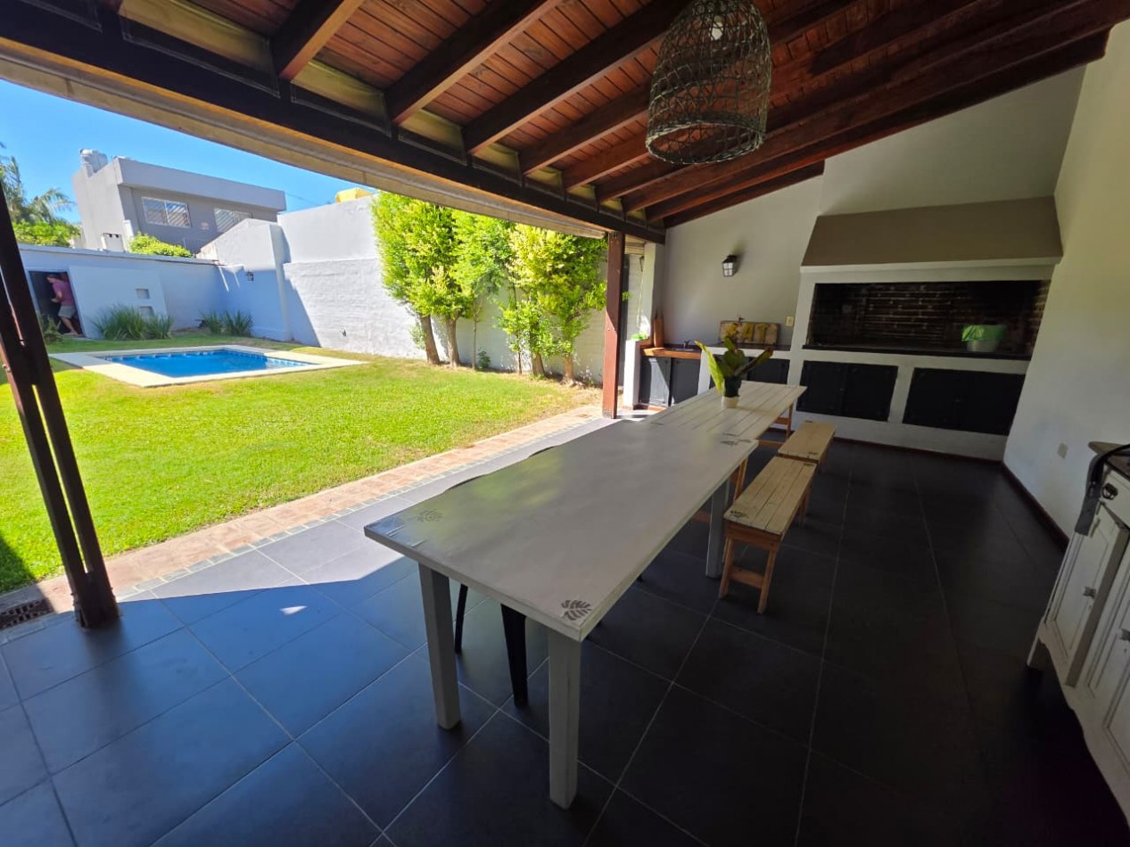 ALQUILO CASA 4 DOR, 2 COCHERAS, PILETA, QUINCHO. ZONA CENTRO PARQUE $2.200.000+ SERVICIOS