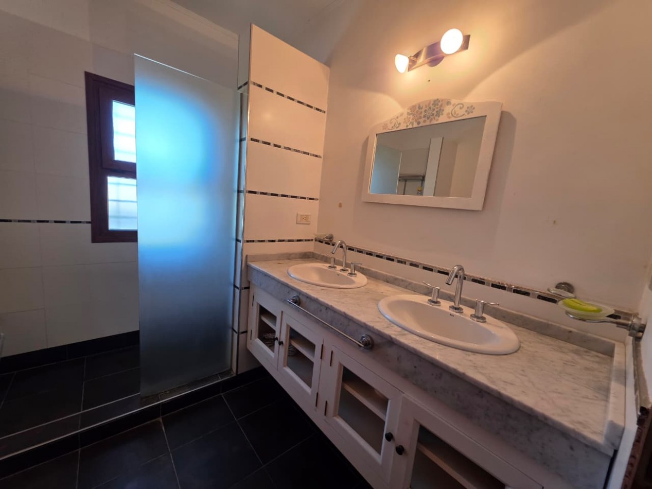 ALQUILO CASA 4 DOR, 2 COCHERAS, PILETA, QUINCHO. ZONA CENTRO PARQUE $2.200.000+ SERVICIOS