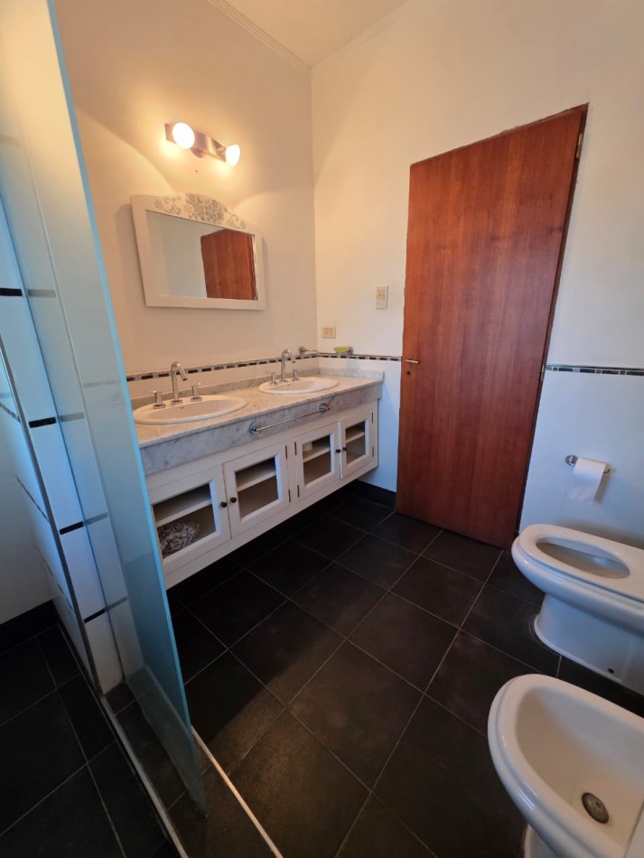 ALQUILO CASA 4 DOR, 2 COCHERAS, PILETA, QUINCHO. ZONA CENTRO PARQUE $2.200.000+ SERVICIOS