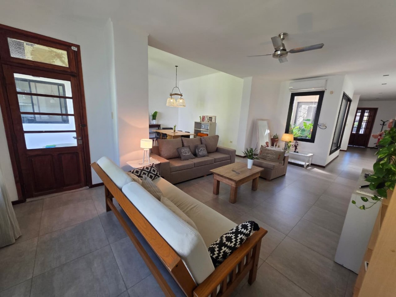 ALQUILO CASA 4 DOR, 2 COCHERAS, PILETA, QUINCHO. ZONA CENTRO PARQUE $2.200.000+ SERVICIOS