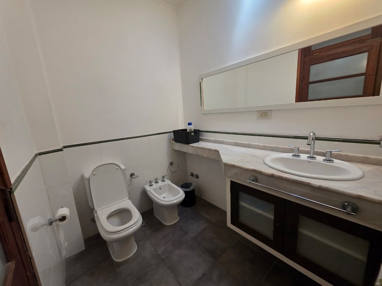 ALQUILO CASA 4 DOR, 2 COCHERAS, PILETA, QUINCHO. ZONA CENTRO PARQUE $2.200.000+ SERVICIOS