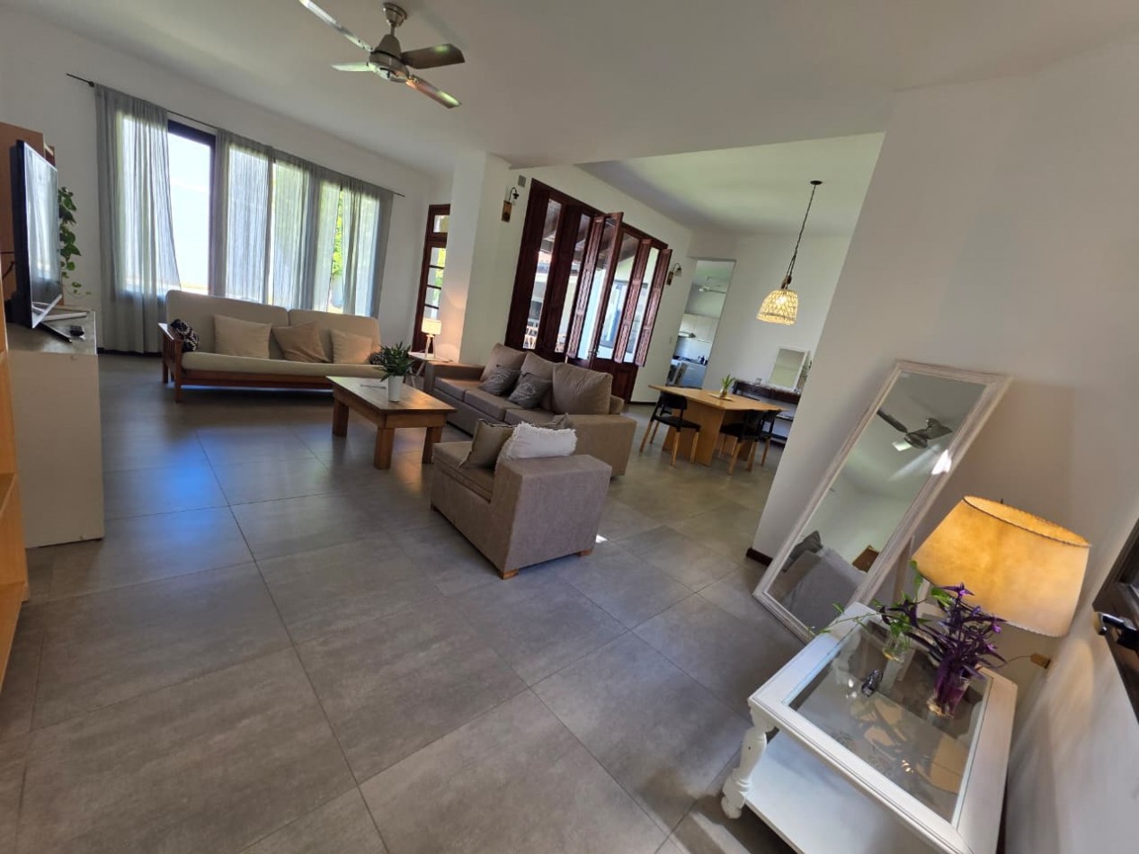 ALQUILO CASA 4 DOR, 2 COCHERAS, PILETA, QUINCHO. ZONA CENTRO PARQUE $2.200.000+ SERVICIOS