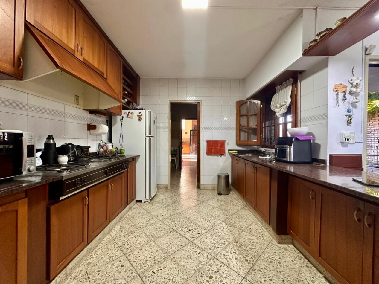 VENDO/PERMUTO CHALET 3 DORMITORIOS, 4 BAÑOS, PILETA U$D 295.000