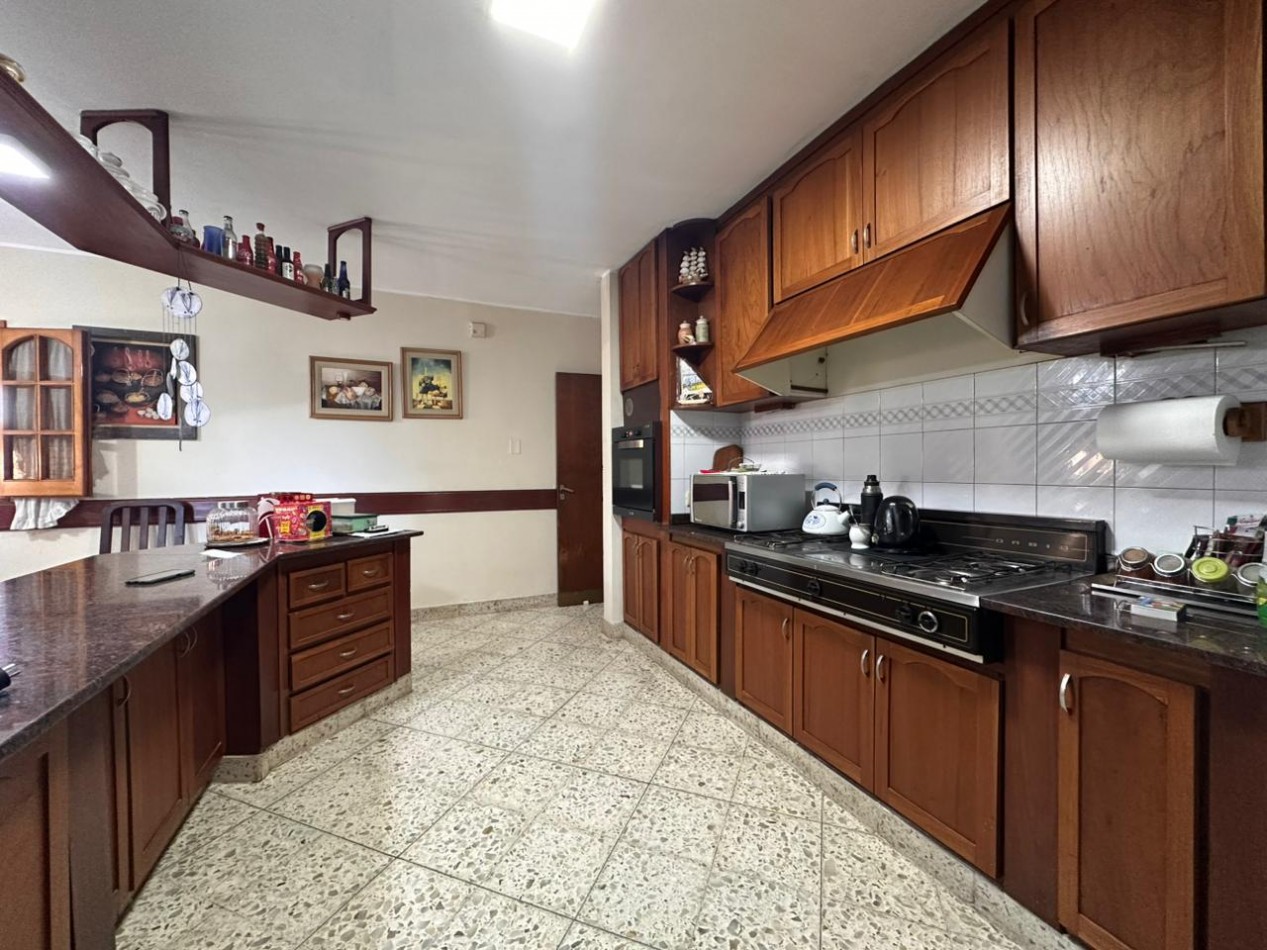 VENDO/PERMUTO CHALET 3 DORMITORIOS, 4 BAÑOS, PILETA U$D 295.000