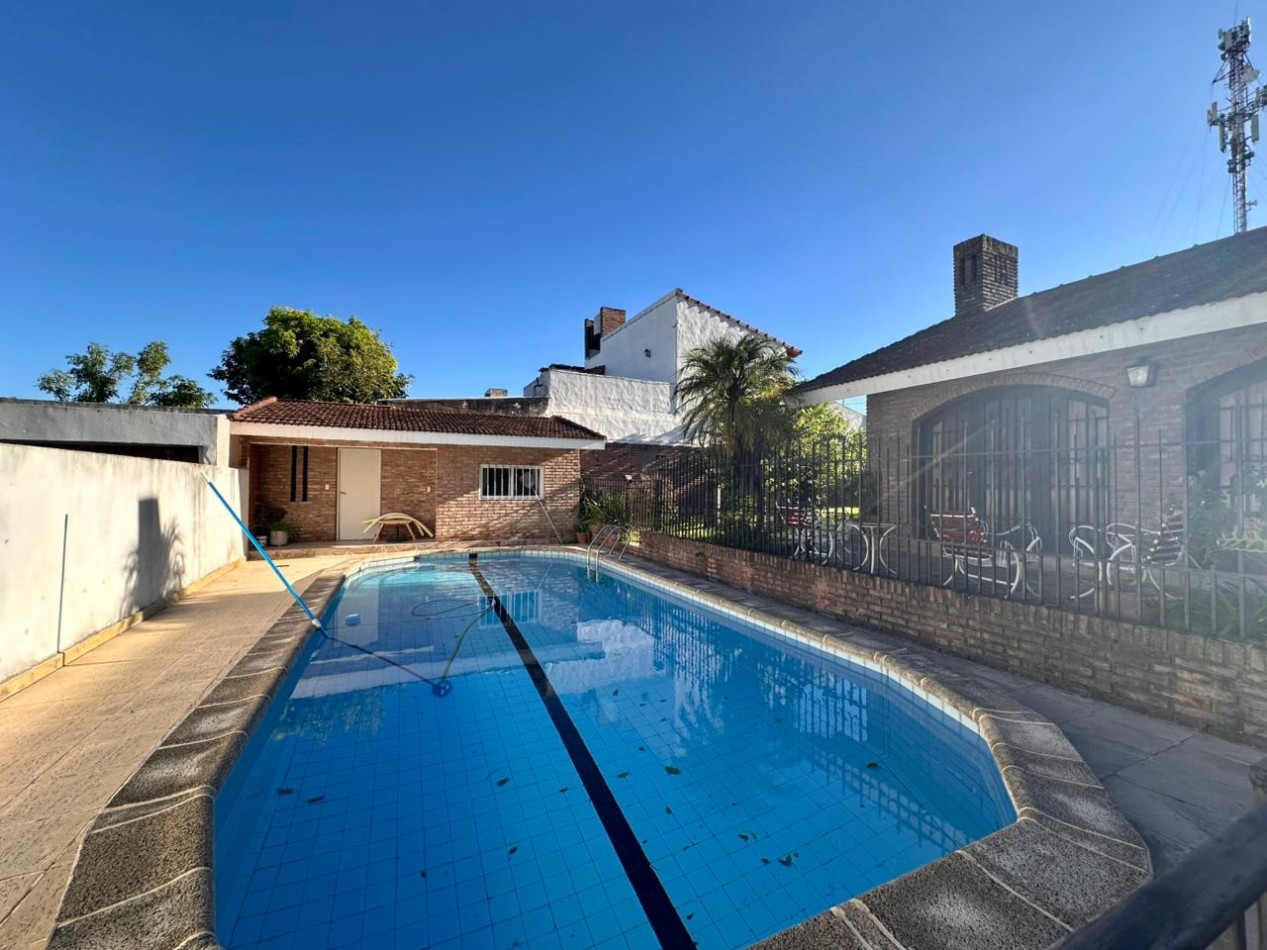 VENDO/PERMUTO CHALET 3 DORMITORIOS, 4 BAÑOS, PILETA U$D 295.000