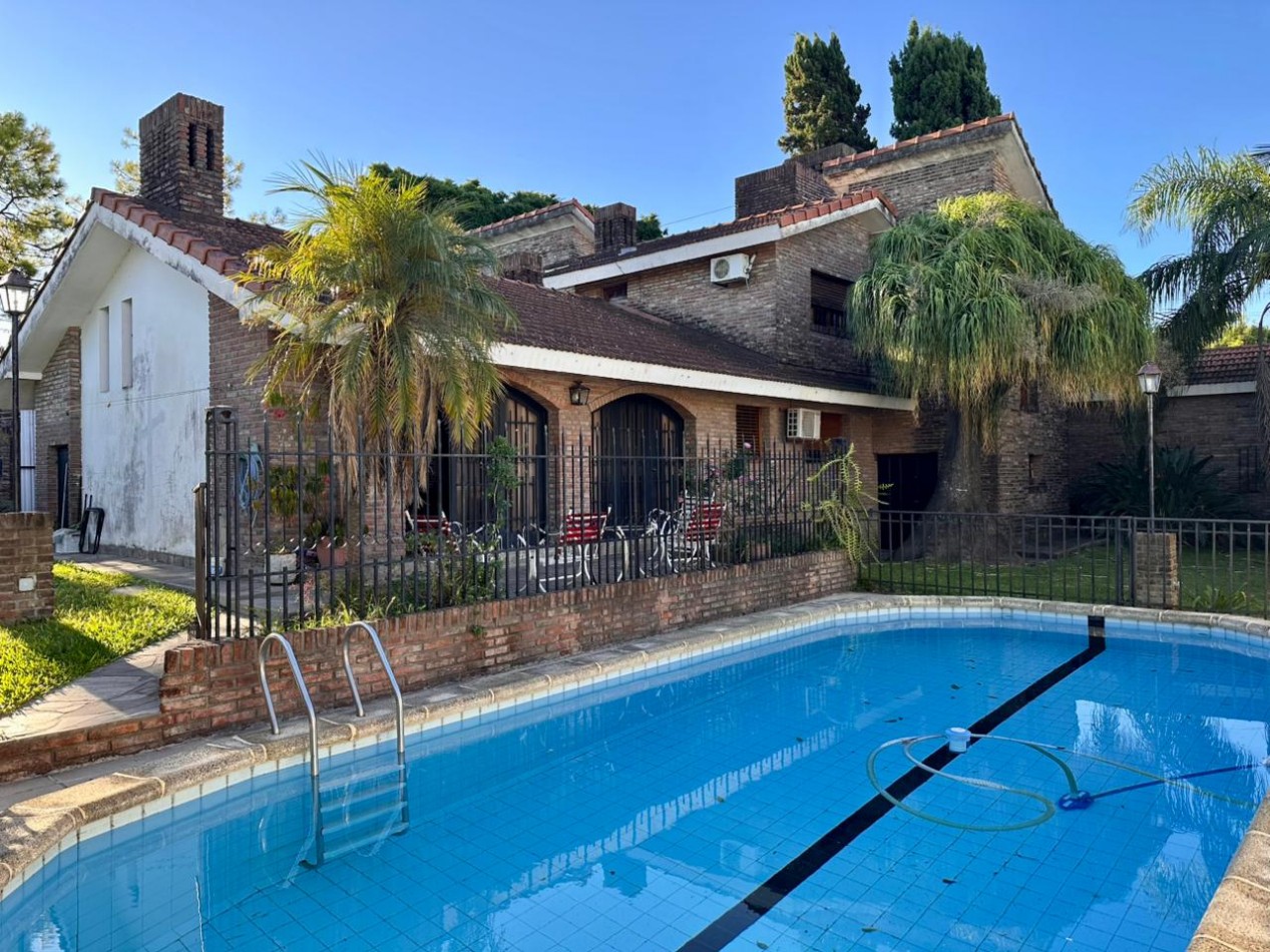 VENDO/PERMUTO CHALET 3 DORMITORIOS, 4 BAÑOS, PILETA U$D 295.000