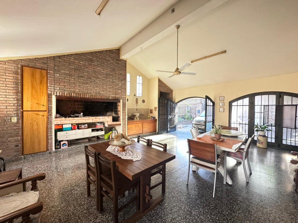 VENDO/PERMUTO CHALET 3 DORMITORIOS, 4 BAÑOS, PILETA U$D 295.000