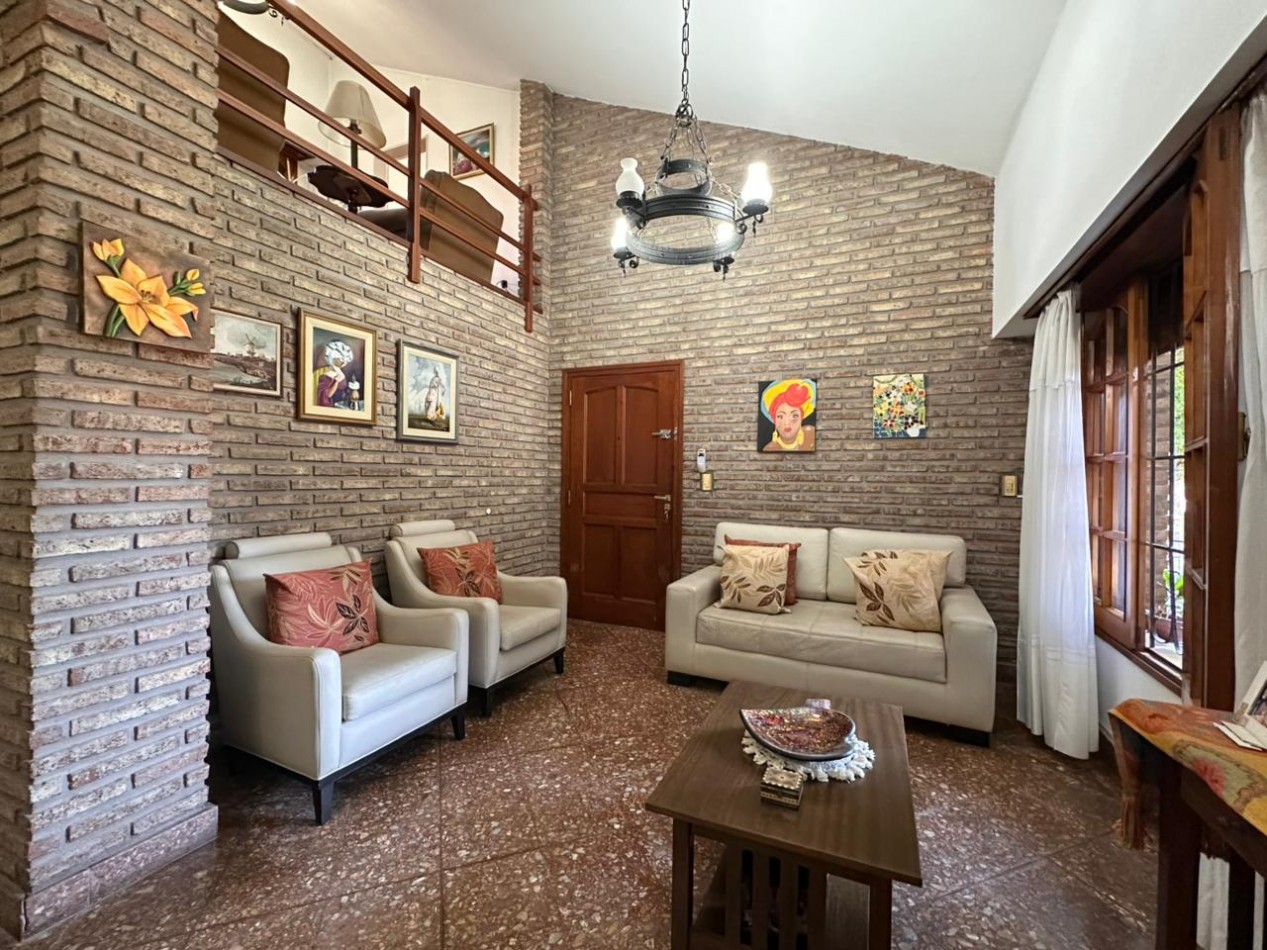 VENDO/PERMUTO CHALET 3 DORMITORIOS, 4 BAÑOS, PILETA U$D 295.000