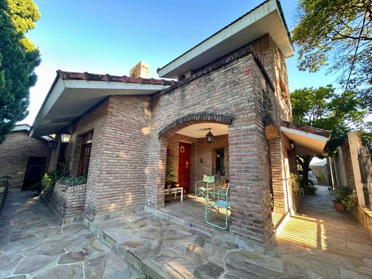 VENDO/PERMUTO CHALET 3 DORMITORIOS, 4 BAÑOS, PILETA U$D 295.000