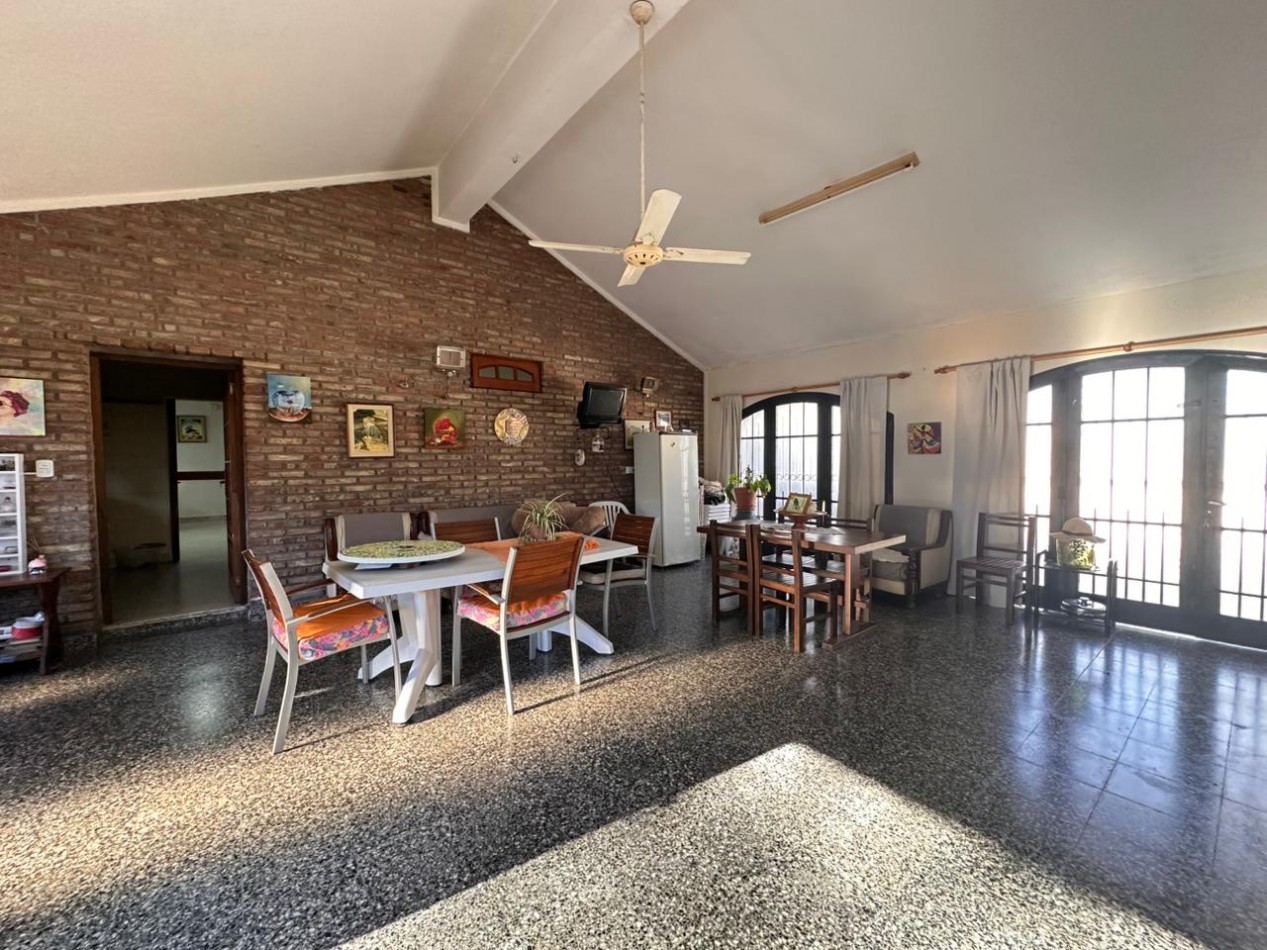 VENDO/PERMUTO CHALET 3 DORMITORIOS, 4 BAÑOS, PILETA U$D 295.000