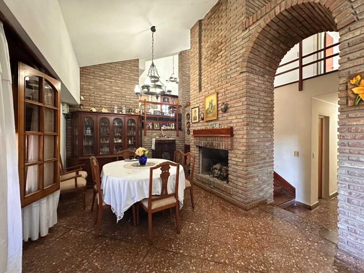 VENDO/PERMUTO CHALET 3 DORMITORIOS, 4 BAÑOS, PILETA U$D 295.000