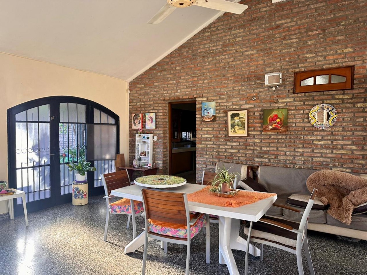 VENDO/PERMUTO CHALET 3 DORMITORIOS, 4 BAÑOS, PILETA U$D 295.000