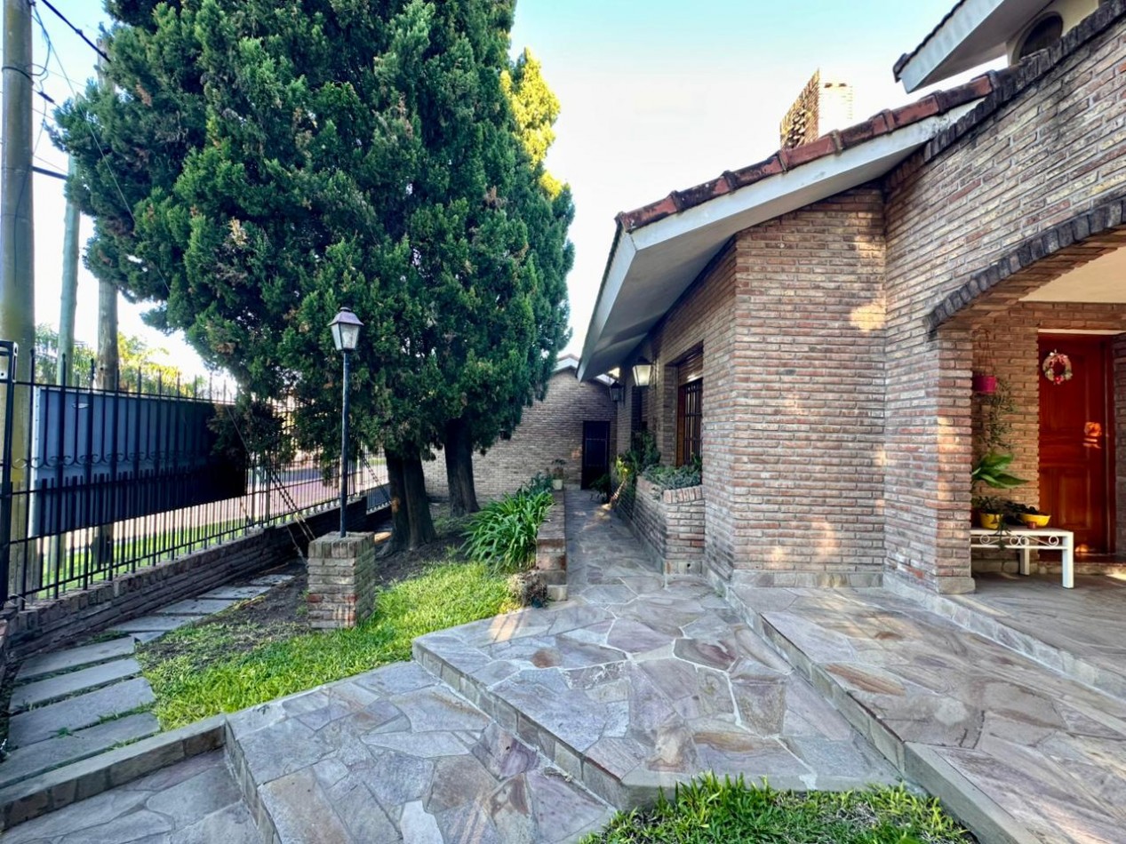 VENDO/PERMUTO CHALET 3 DORMITORIOS, 4 BAÑOS, PILETA U$D 295.000