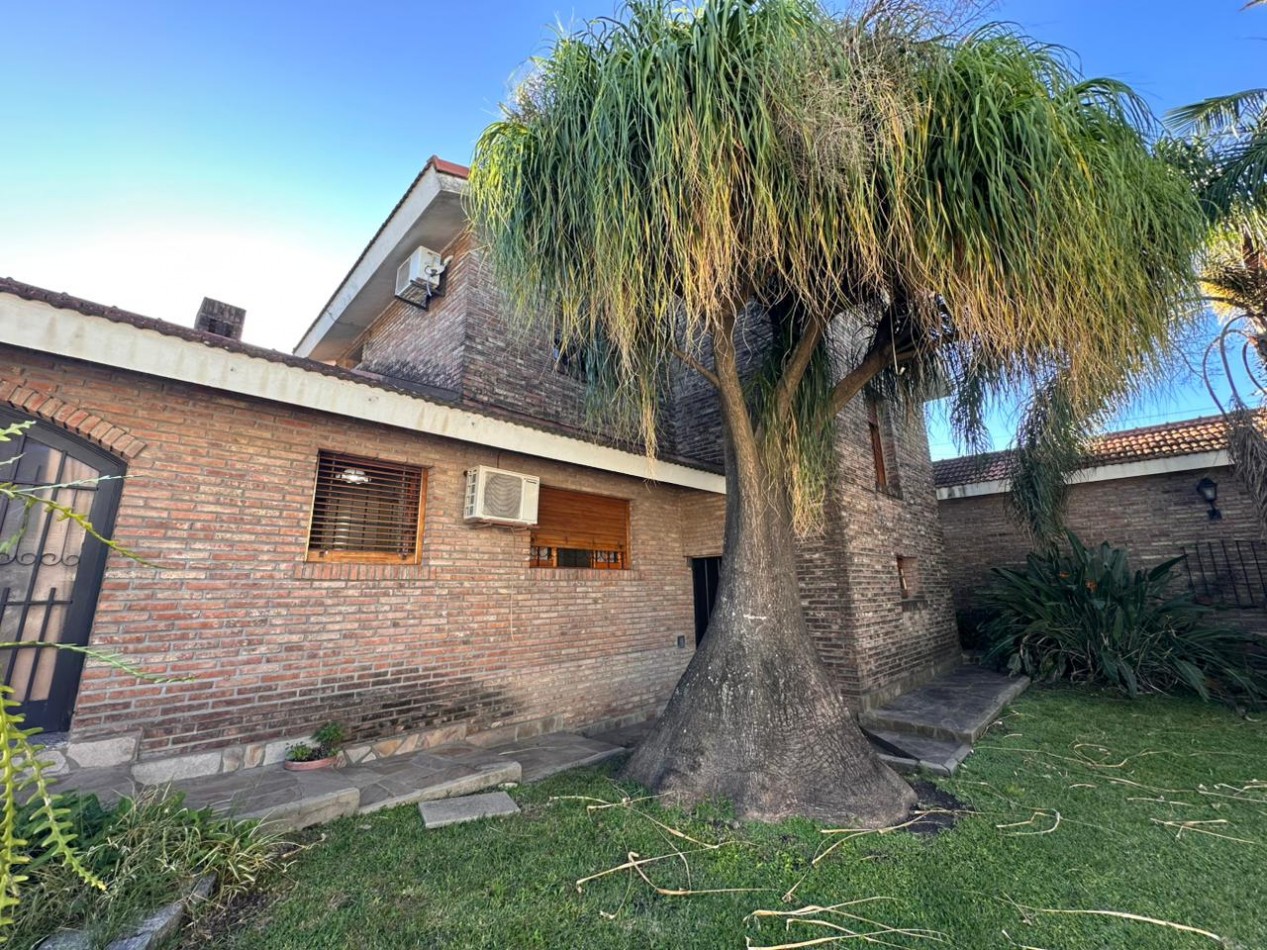 VENDO/PERMUTO CHALET 3 DORMITORIOS, 4 BAÑOS, PILETA U$D 295.000