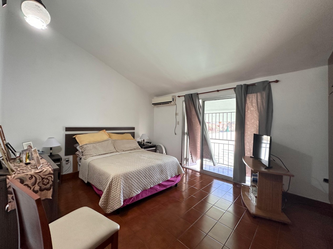 VENDO CASA 4 DOR. 4 BAÑOS, PILETA. ZONA CENTRO. U$D 250.000