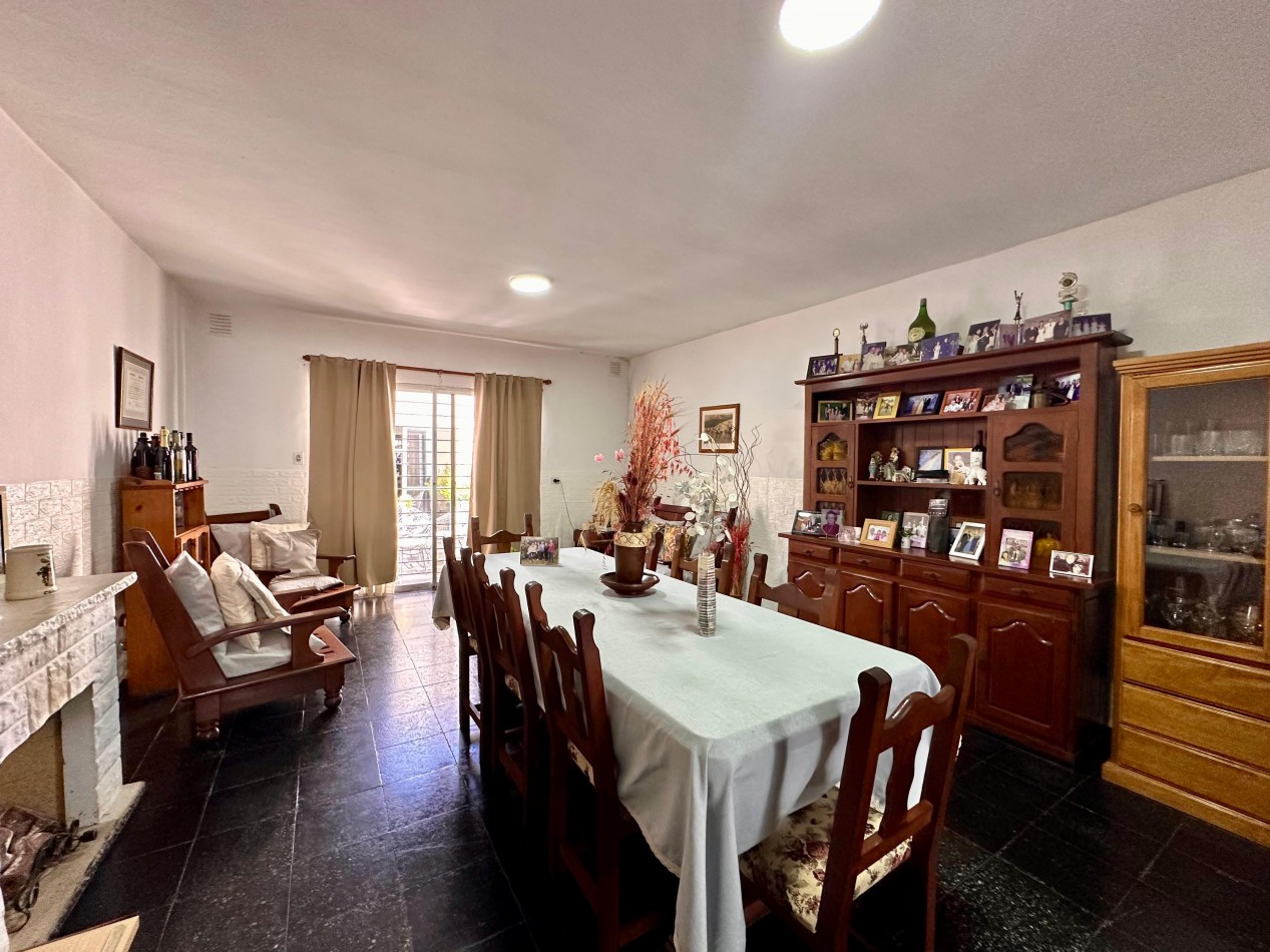 VENDO CASA 4 DOR. 4 BAÑOS, PILETA. ZONA CENTRO. U$D 250.000