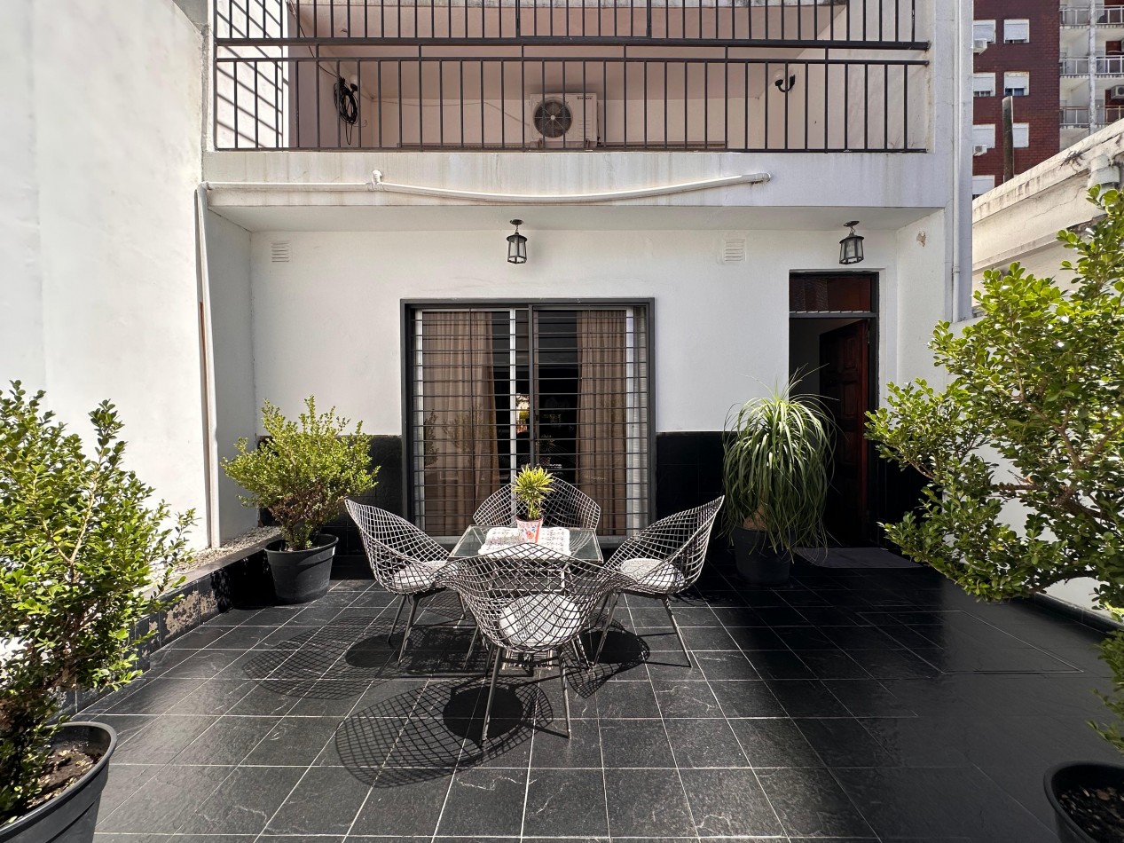 VENDO CASA 4 DOR. 4 BAÑOS, PILETA. ZONA CENTRO. U$D 250.000