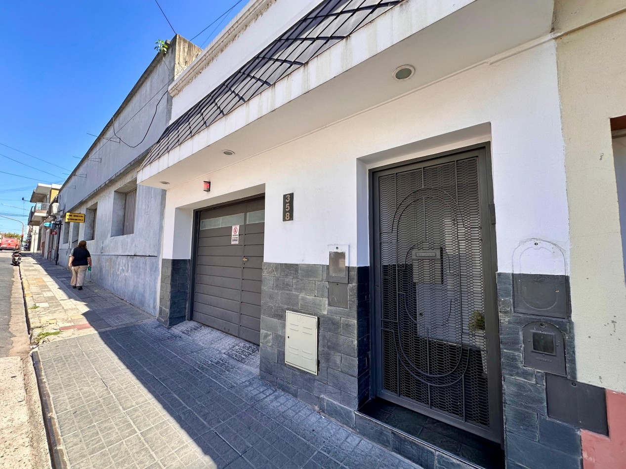 VENDO CASA 4 DOR. 4 BAÑOS, PILETA. ZONA CENTRO. U$D 250.000
