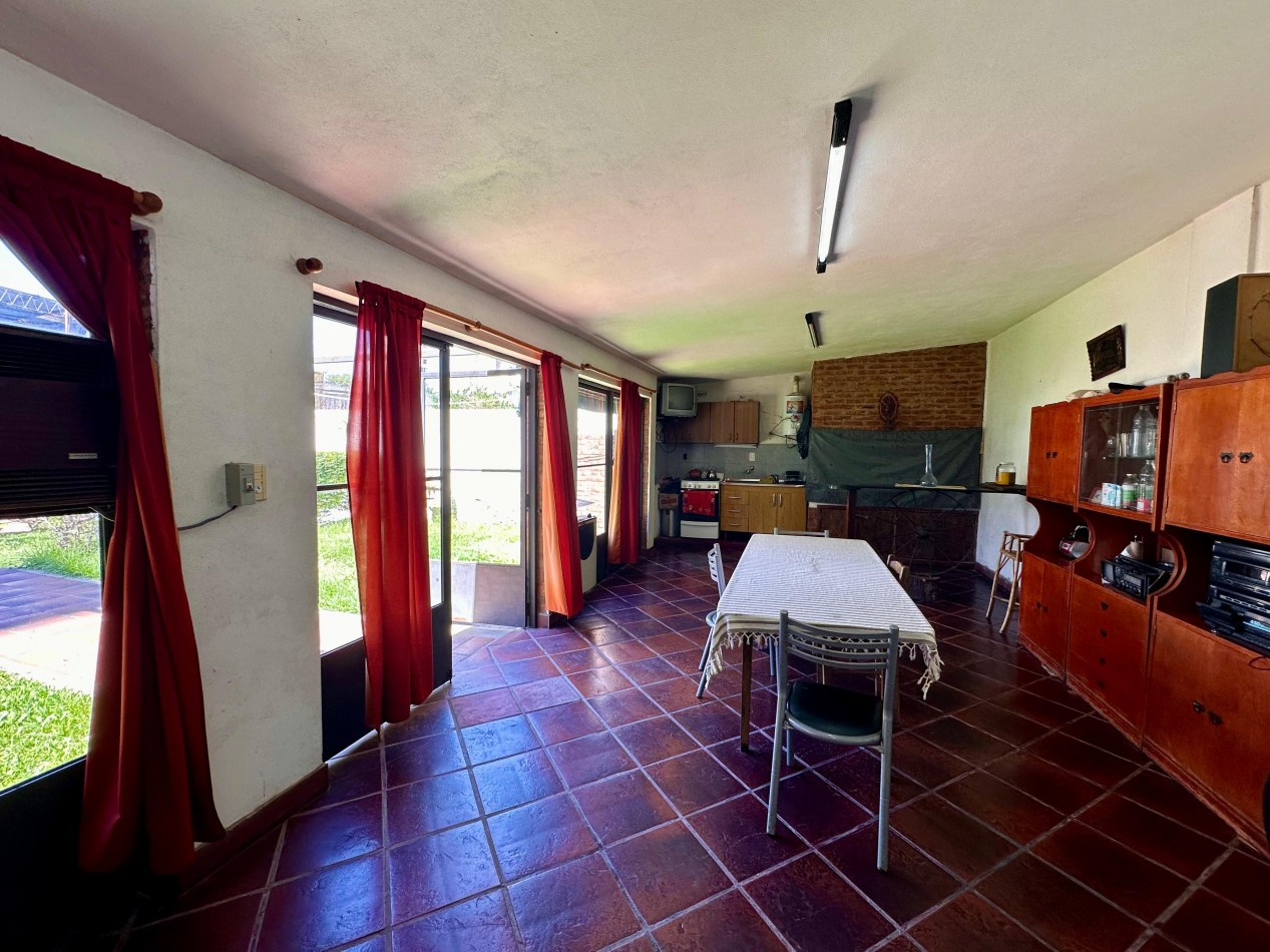 VENDO CASA 4 DOR. 4 BAÑOS, PILETA. ZONA CENTRO. U$D 250.000