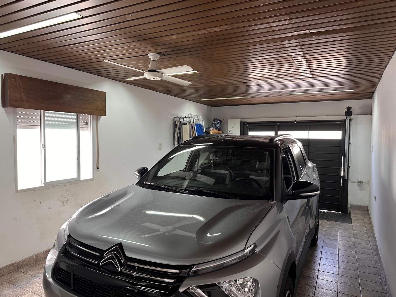 VENDO CASA 4 DOR. 4 BAÑOS, PILETA. ZONA CENTRO. U$D 250.000