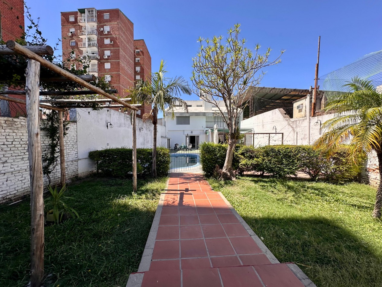 VENDO CASA 4 DOR. 4 BAÑOS, PILETA. ZONA CENTRO. U$D 250.000