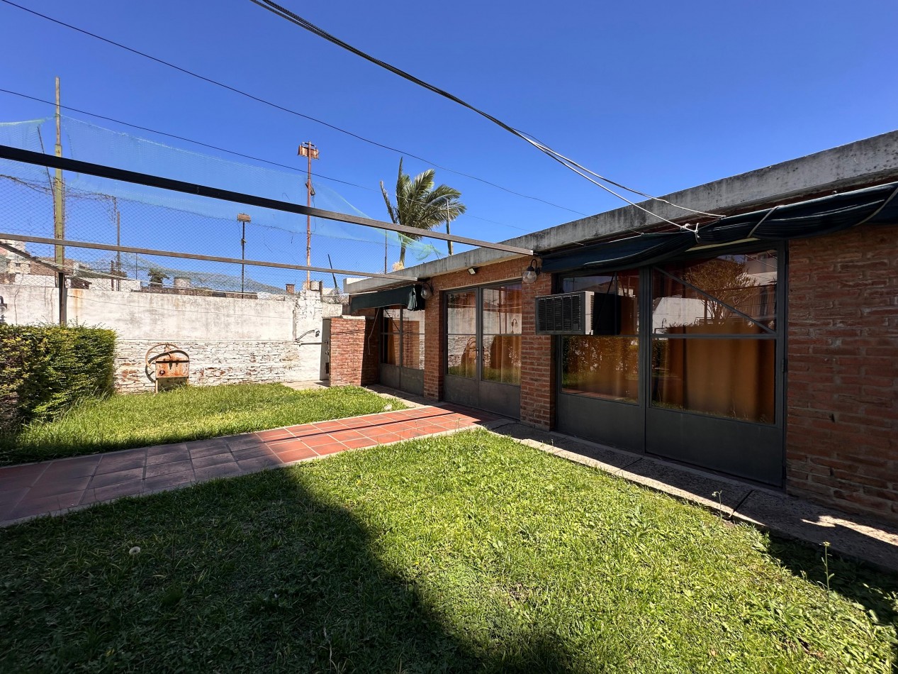 VENDO CASA 4 DOR. 4 BAÑOS, PILETA. ZONA CENTRO. U$D 250.000