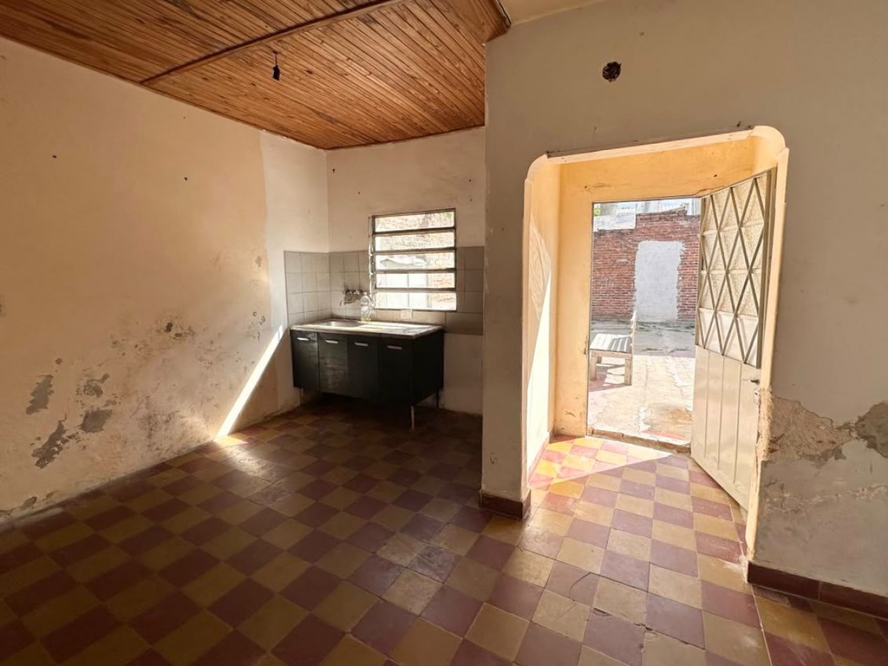 VENDO CASA A RECICLAR ZONA AV. RAMIREZ Y PASTEUR. U$D 49.000 