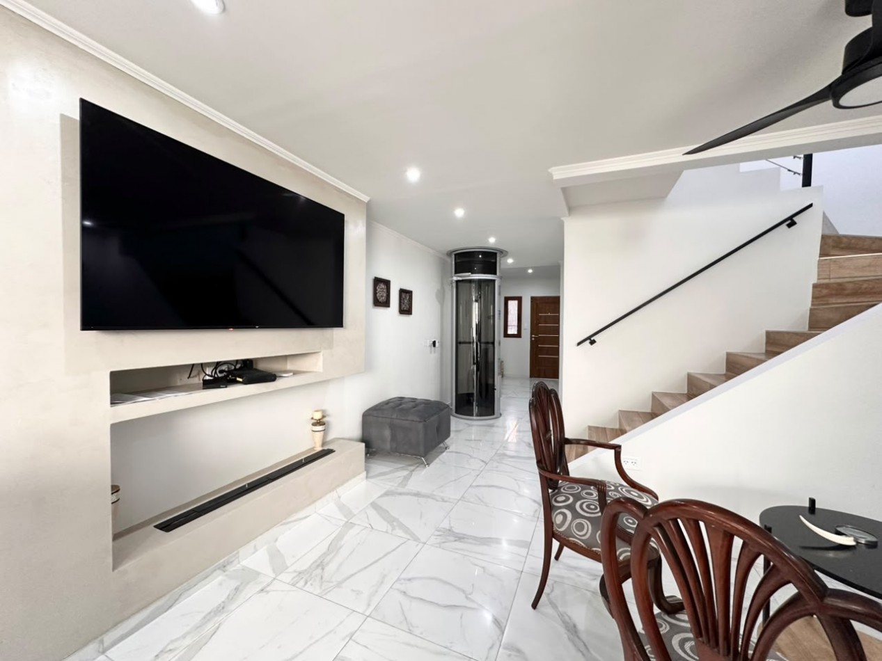 VENDO CASA NUEVA ZONA PARQUE 2 DOR, 3 BAÑOS, COCHERA UD 250.000.-