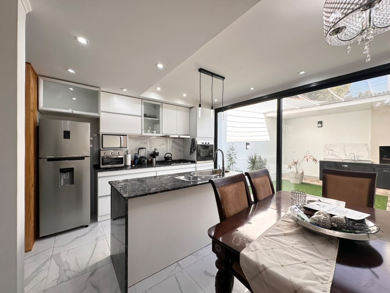 VENDO CASA NUEVA ZONA PARQUE 2 DOR, 3 BAÑOS, COCHERA UD 250.000.-