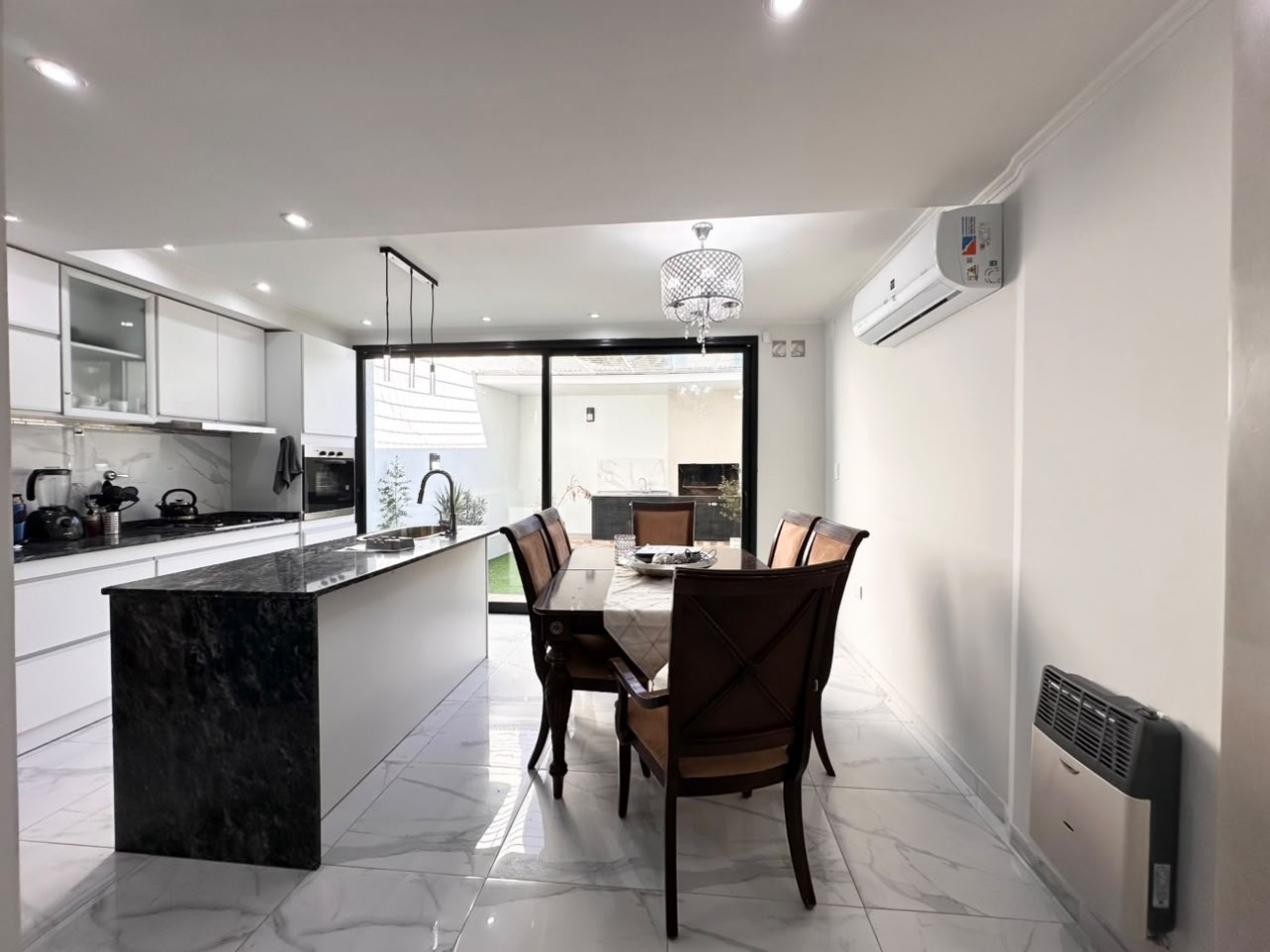 VENDO CASA NUEVA ZONA PARQUE 2 DOR, 3 BAÑOS, COCHERA UD 250.000.-