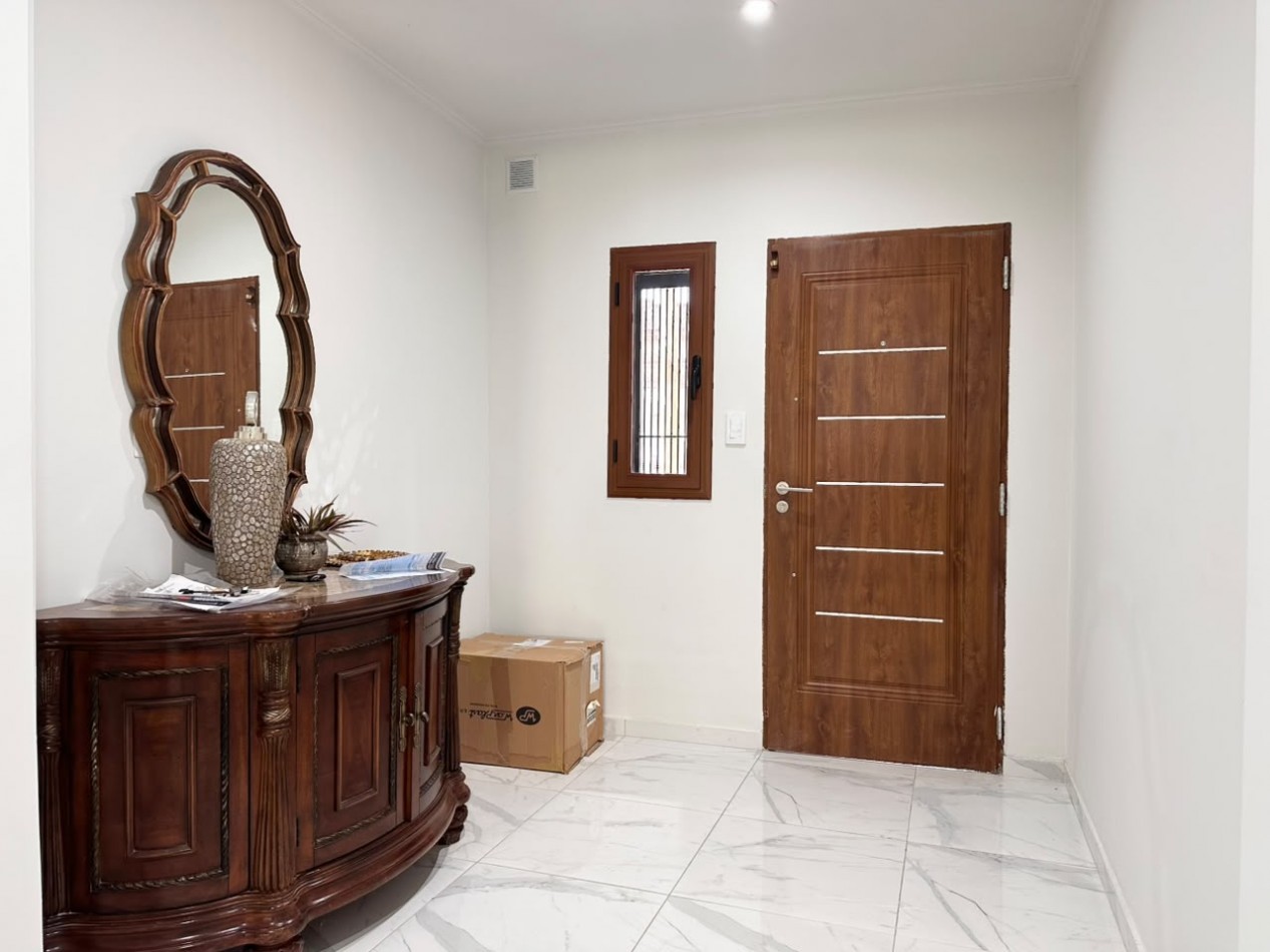 VENDO CASA NUEVA ZONA PARQUE 2 DOR, 3 BAÑOS, COCHERA UD 250.000.-