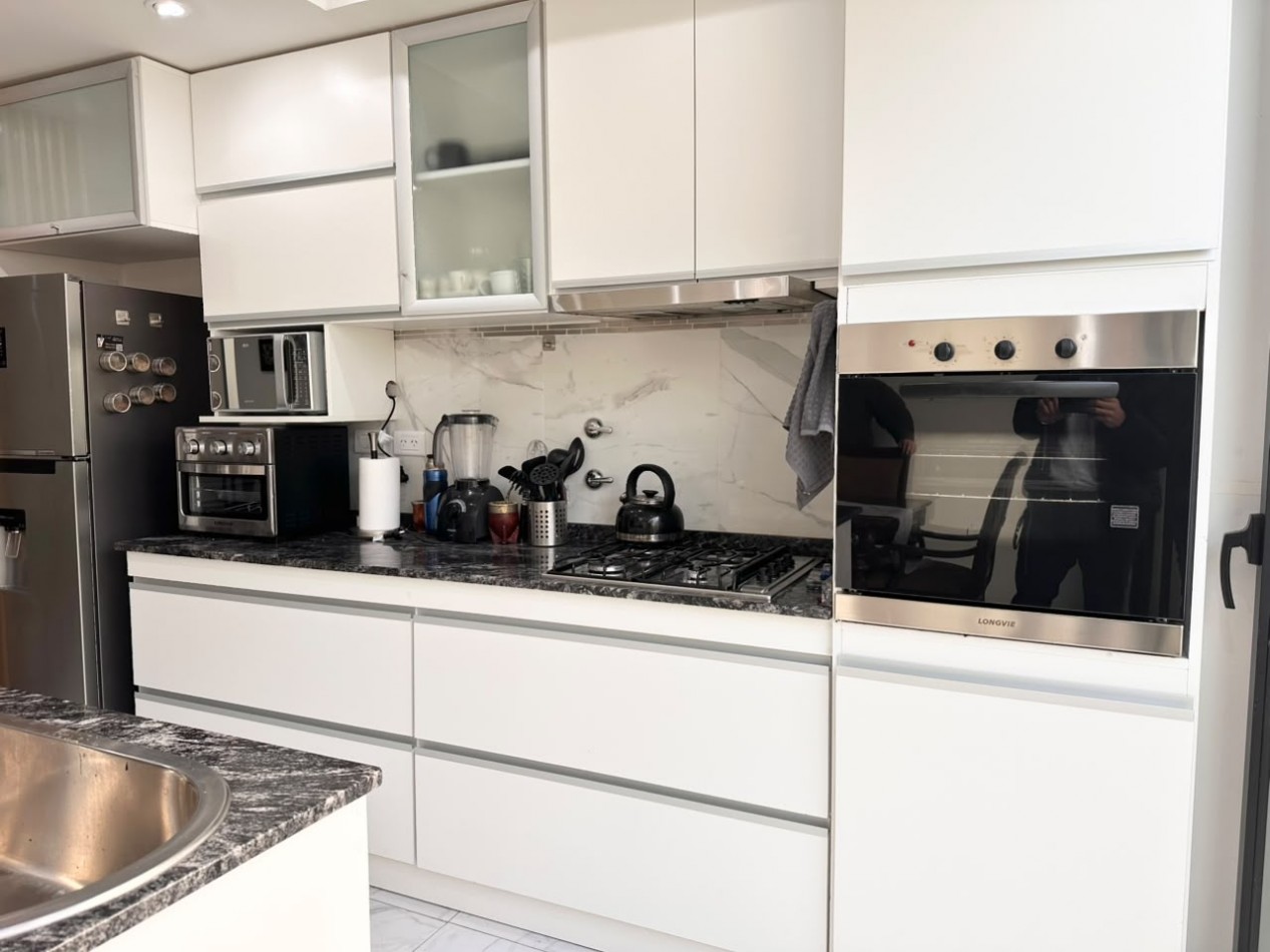 VENDO CASA NUEVA ZONA PARQUE 2 DOR, 3 BAÑOS, COCHERA UD 250.000.-